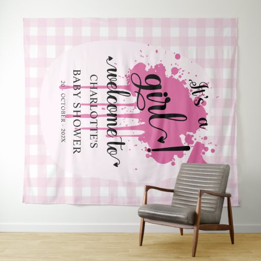 Het is een meisje! Pink Gingham Baby shower Achter Wandkleed (In Situ (horizontaal))