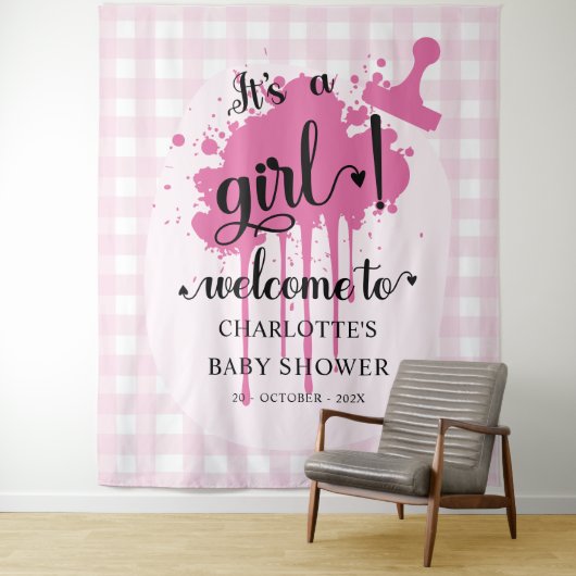Het is een meisje! Pink Gingham Baby shower Achter Wandkleed (In situ)