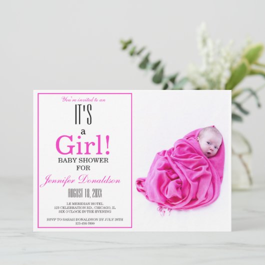Het is een meisje! Roze Baby shower Fotouitnodigin Kaart (Staand voorkant)