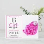Het is een meisje! Roze Baby Sprinkle Fotouitnodig Kaart (Staand voorkant)