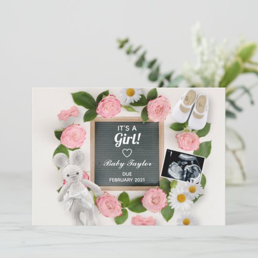 Het is een Meisje Roze Bloemen Letter Board zwange Aankondiging (Staand voorkant)