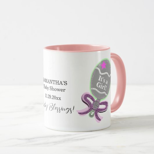 Het is een meisje roze rammelaar Baby shower naam Mok (Voorkant rechts)