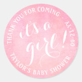 Het is een meisje! Roze waterverf script baby show Ronde Sticker (Voorkant)
