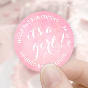 Het is een meisje! Roze Waterverf Script Baby show Ronde Sticker