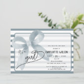 Het is een meisje Schattige Blue Bow Stripes Baby Kaart (Staand voorkant)