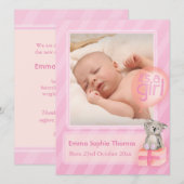 Het is een meisjesfotokaart voor pasgeboren baby aankondiging (Voorkant / Achterkant)