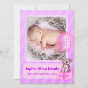 Het is een meisjesfotokaart voor pasgeboren baby aankondiging