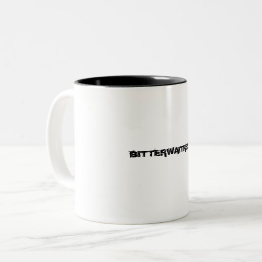 Het is een mok. tweekleurige koffiemok (Voorkant links)