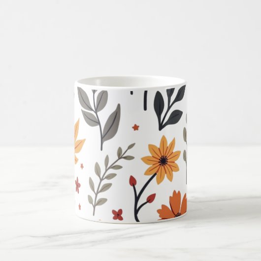 Het is een mok versierd met bloemen en bladeren. (Center)