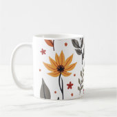 Het is een mok versierd met bloemen en bladeren. (Links)