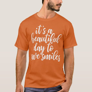 Het is een mooie dag om glimlach te besparen. t-shirt