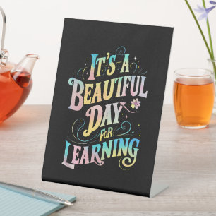 Het is een mooie dag om terug naar school te leren reclamebord met voetstuk
