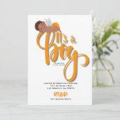 Het is een oranje bekendmakingskaart van een jonge aankondiging (Staand voorkant)