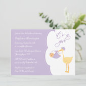 Het is een paarse uitnodiging voor het baby shower (Staand voorkant)