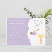 Het is een paarse uitnodiging voor het baby shower (Staand voorkant)