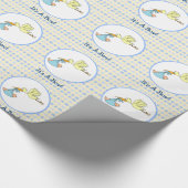 Het is een padvinder die Baby shower draagt. Cadeaupapier (Hoek)