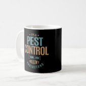 Het is een Pest Control Ding Koffiemok (Voorkant links)