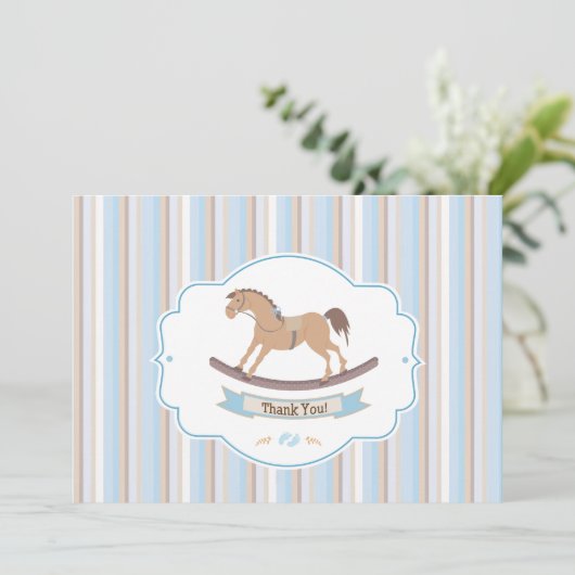 Het is een peuter die een paard aan het rammelen i bedankkaart (Staand voorkant)