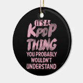 Het is een pop ding dat je niet zou begrijpen keramisch ornament (Links)