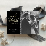Het is een prachtig leven elegante kerst foto goud folie feestdagenkaart<br><div class="desc">Dit feestelijke en elegante ontwerp is voorzien van retro typografie en een chique zwarte achtergrond. De begroeting zegt "Het is een prachtig leven" in opgevoed folie. De backer heeft een delicaat sterpatroon (en is verwijderbaar indien gewenst). Dit ontwerp is geschikt voor een vierkante foto in zwart-wit of kleur. De achtergrondkleuren,...</div>