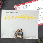 Het is een prachtig leven gele kerst feestdagenkaart<br><div class="desc">Het is een Wonderful Life Feestdagen Photo Briefkaart Script in gele letters. rug heeft een  bloemrand. Letterstijl. Groot fotoontwerp. Gelukkig,  feestelijk ontwerp. Het is een prachtig leven. bloemetjes. rood en wit. bloemig lijst.</div>
