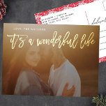 Het is een prachtig leven GOUDEN Kerstmis Folie Feestdagen Briefkaart<br><div class="desc">Het is een Wonderful Life Feestdagen Photo Briefkaart Script in REAL GOLD belettering. rug heeft een  bloemrand. Letterstijl. Groot fotoontwerp. Gelukkig,  feestelijk ontwerp. Het is een prachtig leven. bloemetjes. rood en wit. bloemig lijst.</div>