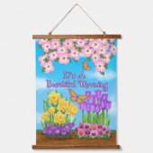 Het is een prachtig wandtapijt met houten bovenkan hangend wandkleed (Voorkant)