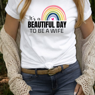 Het is een prachtige dag vrouw, regenboogschutter, t-shirt