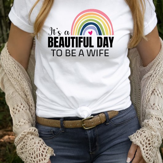 Het is een prachtige dag vrouw, regenboogschutter, t-shirt