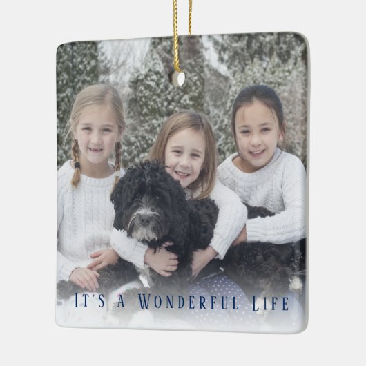 Het is een prachtige levenfoto met kerstfeest keramisch ornament (Links)