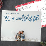 Het is een prachtige Navy Ice Blue Kerstmis Feestdagenkaart<br><div class="desc">Het is een Wonderful Life Feestdagen Photo Briefkaart Script in Navy Ice Blue belettering. Terug heeft een  bloemenrand. Letterstijl. Groot fotoontwerp. Gelukkig,  feestelijk ontwerp. Het is een prachtig leven. bloemetjes. rood en wit. bloemig lijst.</div>