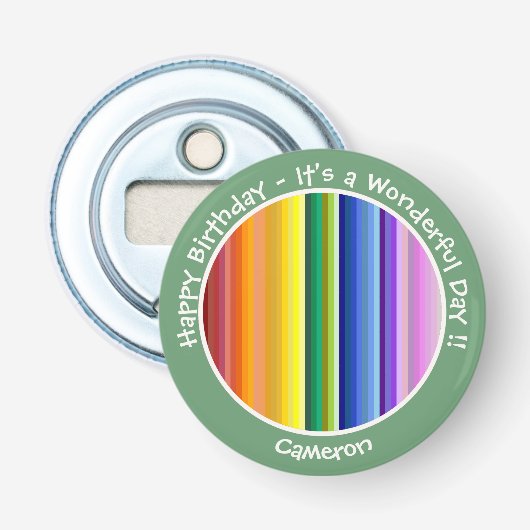 Het is een regenboogfeest, multi-gekleurd streeppa button flesopener (Voorkant)