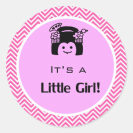 Het is een roze chevron sticker. baby. ronde sticker