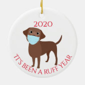 Het is een Ruff-jaar Dog Labrador Chocolate 2020 Keramisch Ornament (Achterkant)