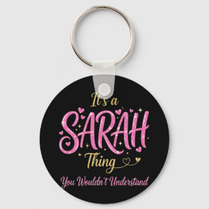Het is een Sarah-ding Roze Goud Vrouwen Cadeau Sleutelhanger