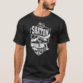 Het is een SAXTON ding T-shirt (Voorkant)
