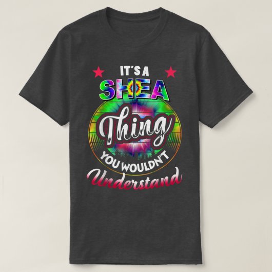 Het is een SHEA Thing Dye SHEA T-shirt (Design voorkant)