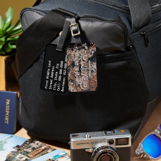 Het is een stijl GRUNGE Rusty Letters Bagagelabel (Voorkant /achterkant)