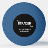 Het is een Strader Thing Ping Pong Ball (Voorkant)