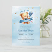 Het is een teddybeer die een jongensuitnodiging ba kaart (Staand voorkant)