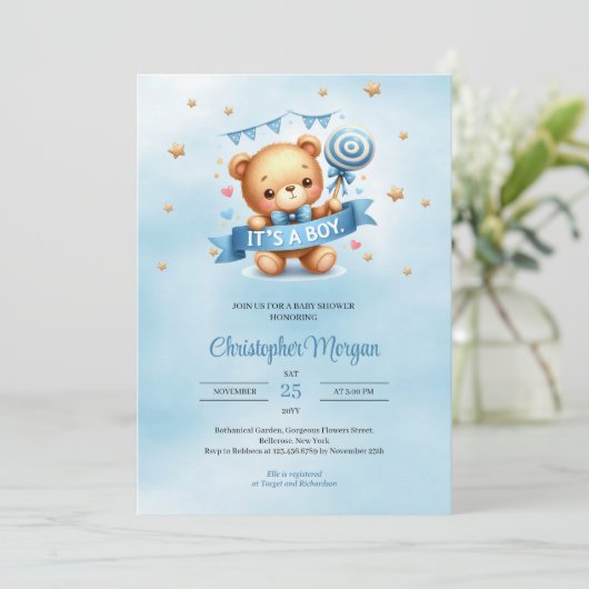 Het is een teddybeer die een jongensuitnodiging ba kaart (Staand voorkant)