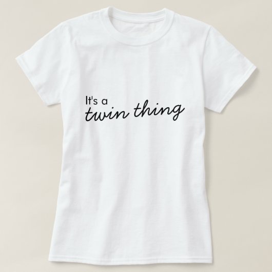 Het is een tweelingding | Moderne matchingkoppelin T-shirt (Design voorkant)