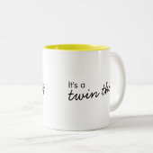 Het is een tweelingding | Moderne matchingkoppelin Tweekleurige Koffiemok (Voorkant rechts)