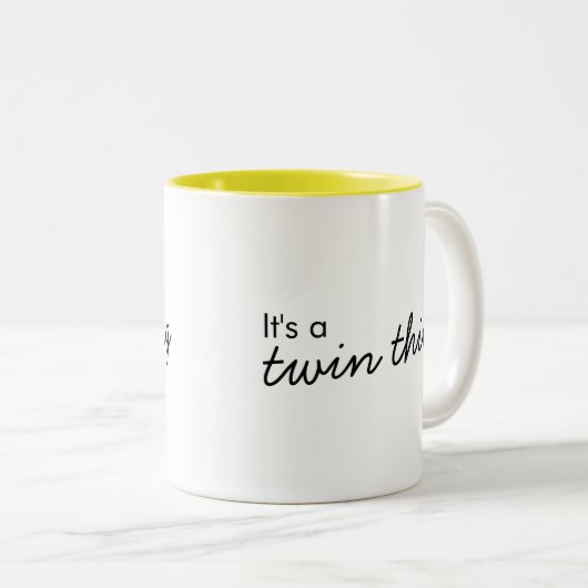 Het is een tweelingding | Moderne matchingkoppelin Tweekleurige Koffiemok (Voorkant rechts)