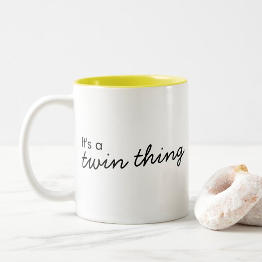 Het is een tweelingding | Moderne matchingkoppelin Tweekleurige Koffiemok (Met donut)