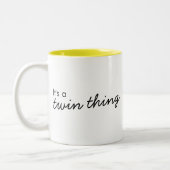 Het is een tweelingding | Moderne matchingkoppelin Tweekleurige Koffiemok (Links)
