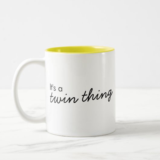 Het is een tweelingding | Moderne matchingkoppelin Tweekleurige Koffiemok (Links)