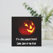Het is een uitnodiging van een Halloween-partij (Staand voorkant)