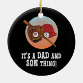 Het is een vader en zoon die Vaderdag honkbal niet Keramisch Ornament (Achterkant)