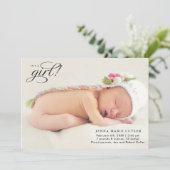 Het is een volledige foto van een meisje kondiging aankondiging (Staand voorkant)